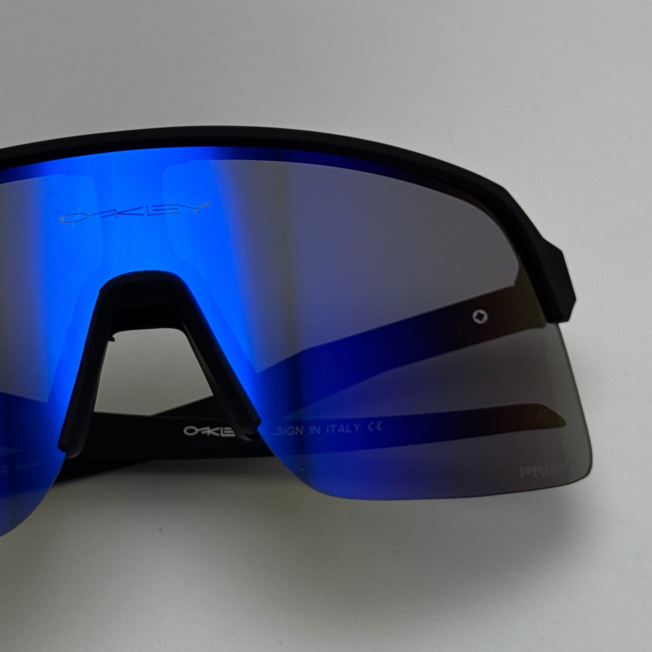 عینک آفتابی اسپرت اوکلی OAKLEY مدل SUTRO فریم مشکی عدسی آبی