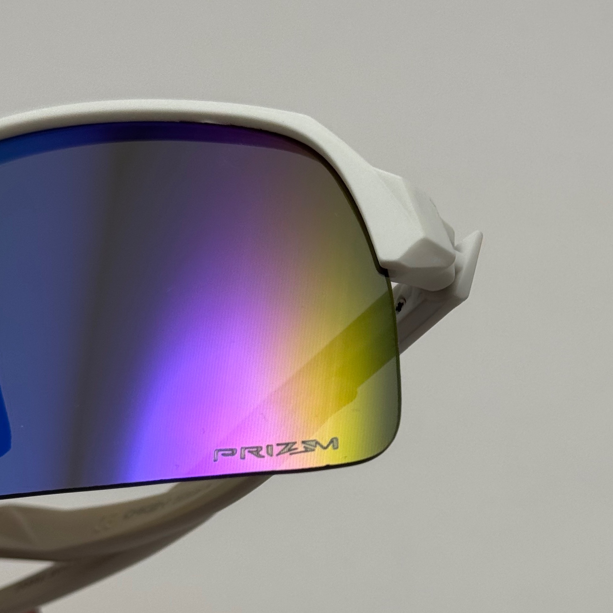 عینک آفتابی اسپرت اوکلی OAKLEY مدل SUTRO فریم سفید عدسی آبی هفت رنگ