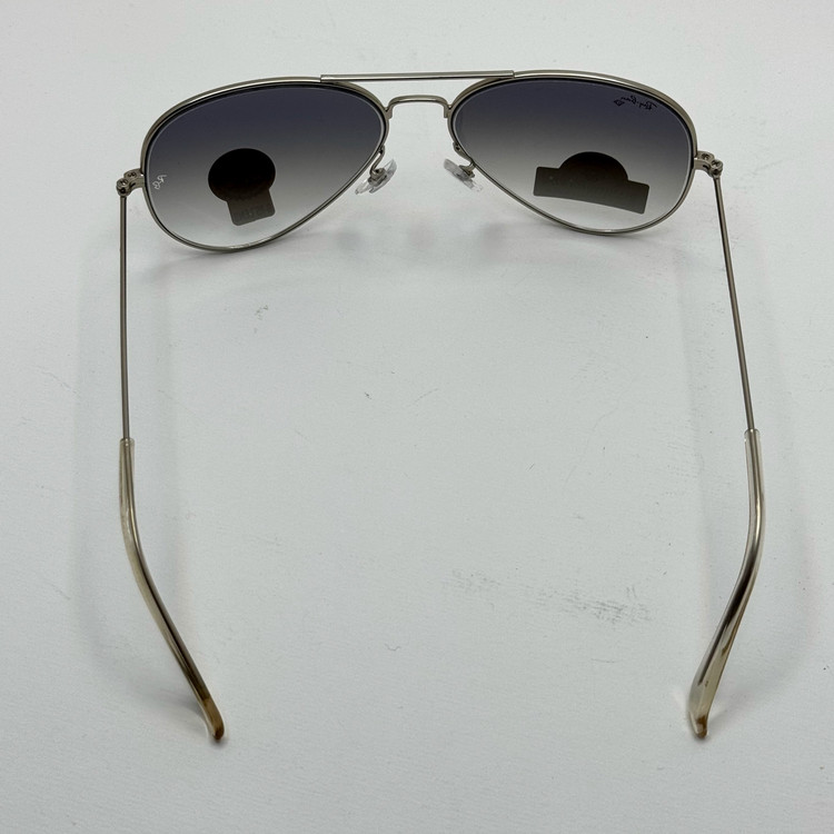 عینک ریبن خلبانی شیشه سنگ آبی هایلایت فریم نقره ای به همراه پک کامل ریبن کد Rayban RB 3025