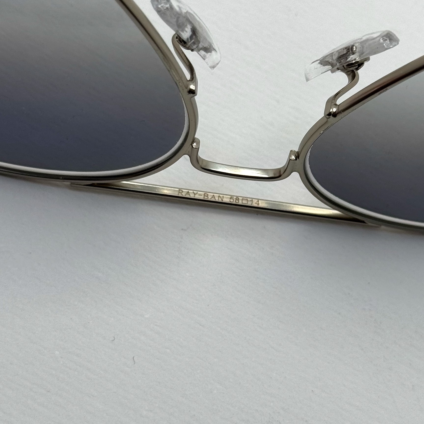 عینک ریبن خلبانی شیشه سنگ آبی هایلایت فریم نقره ای به همراه پک کامل ریبن Rayban RB 3025