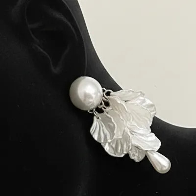 گوشواره زنانه طرح مزوارید با آویز صدف و مروارید قطره ای آبکاری نقره ضد حساسیت رنگ ثابت کد zmc (پس کرایه)