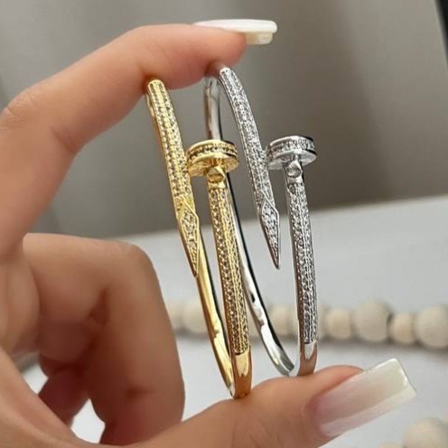 دستبند بنگل زنانه مدل کارتیر Cartier میخی نگین کاری شده فری سایز freesize رنگ ثابت با کیفیت بالا کد zmc (پس کرایه)