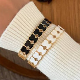 دستبند بنگل زنانه طرح لویی ویتون Louis Vuitton فری سایز freesize رنگ ثابت با کیفیت بالا کد zmc (پس کرایه)