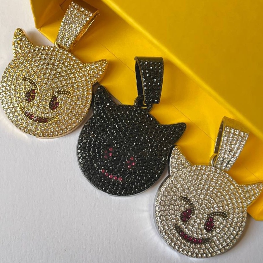 گردنبند پلاک فول نگین کاری شده طرح تاج و پادشاه رنگ ثابت با کیفیت بالا کد zel (پس کرایه)