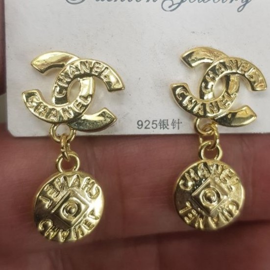 گوشواره طرح برند شنل Chanel نقره ای تنوع طرح رنگ کاملا ثابت کد bn (پس کرایه)