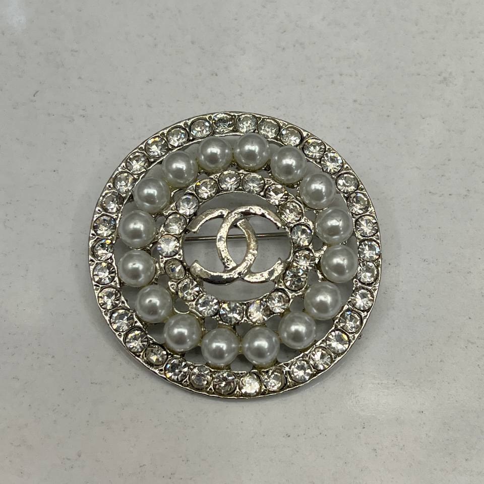 گل سینه نگین جواهری مدل شنل Chanel تنوع طرح رنگ کاملا ثابت کد bn (پس کرایه)
