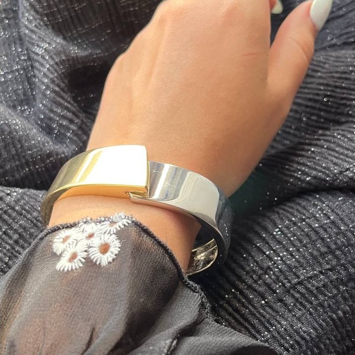 دستبند النگویی و بنگل آبکاری نقره زنانه طرح کارتیر پهن تنوع طرح رنگ ثابت کد sm (پس کرایه)