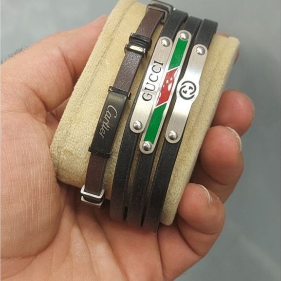 دستبند چرمی قفل و پلاک استیل مردانه طرح گوچی Gucci کیفیت چرم عالی در تنوع طرح رنگ ثابت کد bn (پس کرایه)