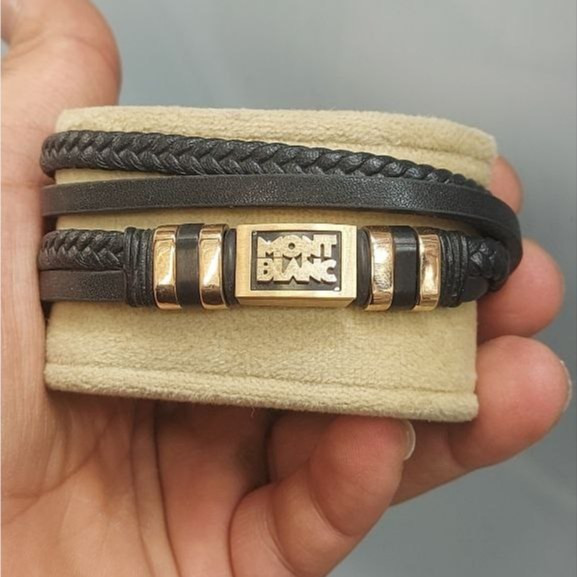 دستبند چرمی قفل و پلاک استیل مردانه طرح مونت بلنک Montblanc کیفیت چرم عالی تنوع طرح رنگ ثابت کد bn (پس کرایه)