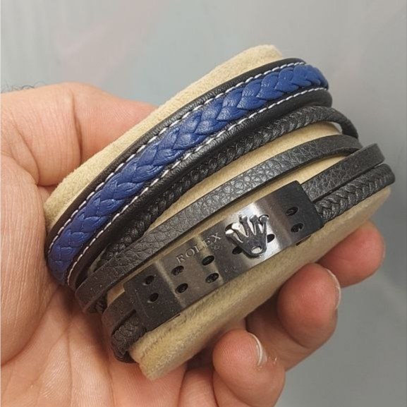 دستبند چرمی قفل و پلاک استیل مردانه طرح رولکس Rolex کیفیت چرم عالی تنوع طرح رنگ ثابت کد bn (پس کرایه)