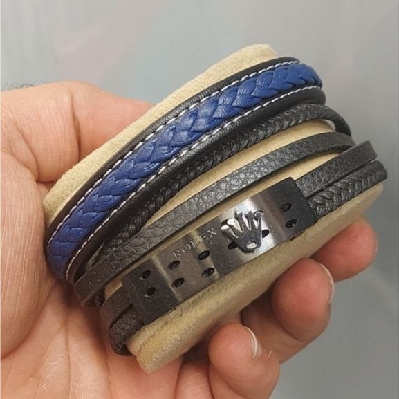 دستبند چرمی قفل و پلاک استیل مردانه کارتیر Cartier کیفیت چرم عالی تنوع طرح رنگ ثابت کد bn (پس کرایه)