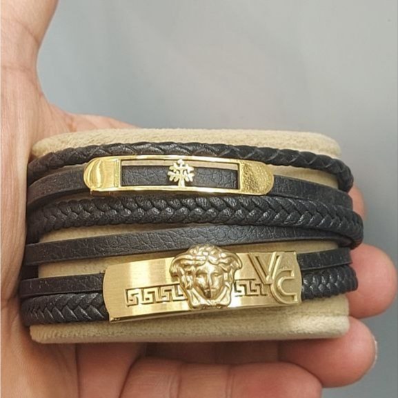 دستبند چرمی قفل و پلاک استیل مردانه ورساچ Versace کیفیت چرم عالی تنوع طرح رنگ ثابت کد bn (پس کرایه)
