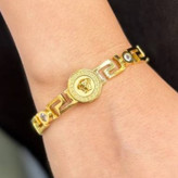 دستبند النگویی و بنگل استیل زنانه طرح ورساچ Versace رنگ ثابت کد gy (پس کرایه)
