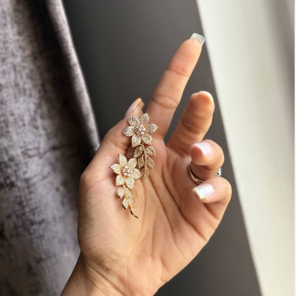 گوشواره طرح جواهری طرح گل نگین و برگ رنگ ثابت کد sm (پس کرایه)