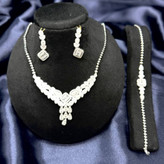 نیم ست گردنبند و دستبند و گوشواره طرح جواهری زنانه طرح هفتی آویز رنگ ثابت کد sm (پس کرایه)