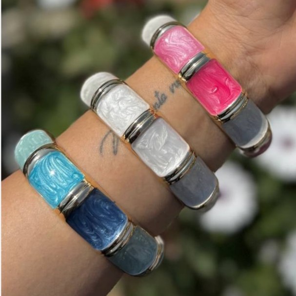 دستبند النگویی و بنگل میناکاری زنانه طرح آبرنگی پهن در رنگبندی متنوع رنگ ثابت کد sm