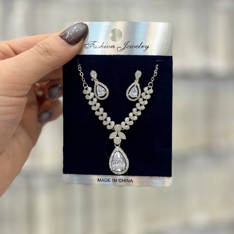 نیم ست گردنبند و گوشواره طرح جواهری طرح نگینلدزی آویز اشک رنگ ثابت با تنوع طرح کدgy