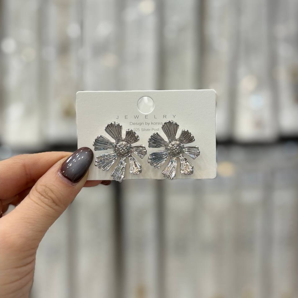 گوشواره فشن زنانه و دخترانه مینیمال دفرمه طرح حلقه ای رنگ ثابت تنوع مدل کدgy
