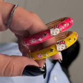 دستبند بنگل میناکاری شده بچه گانه و دخترانه مدل النگویی قفلی طرح کیتی(گربه) زرد و سرخابی رنگ ثابت تنوع مدل