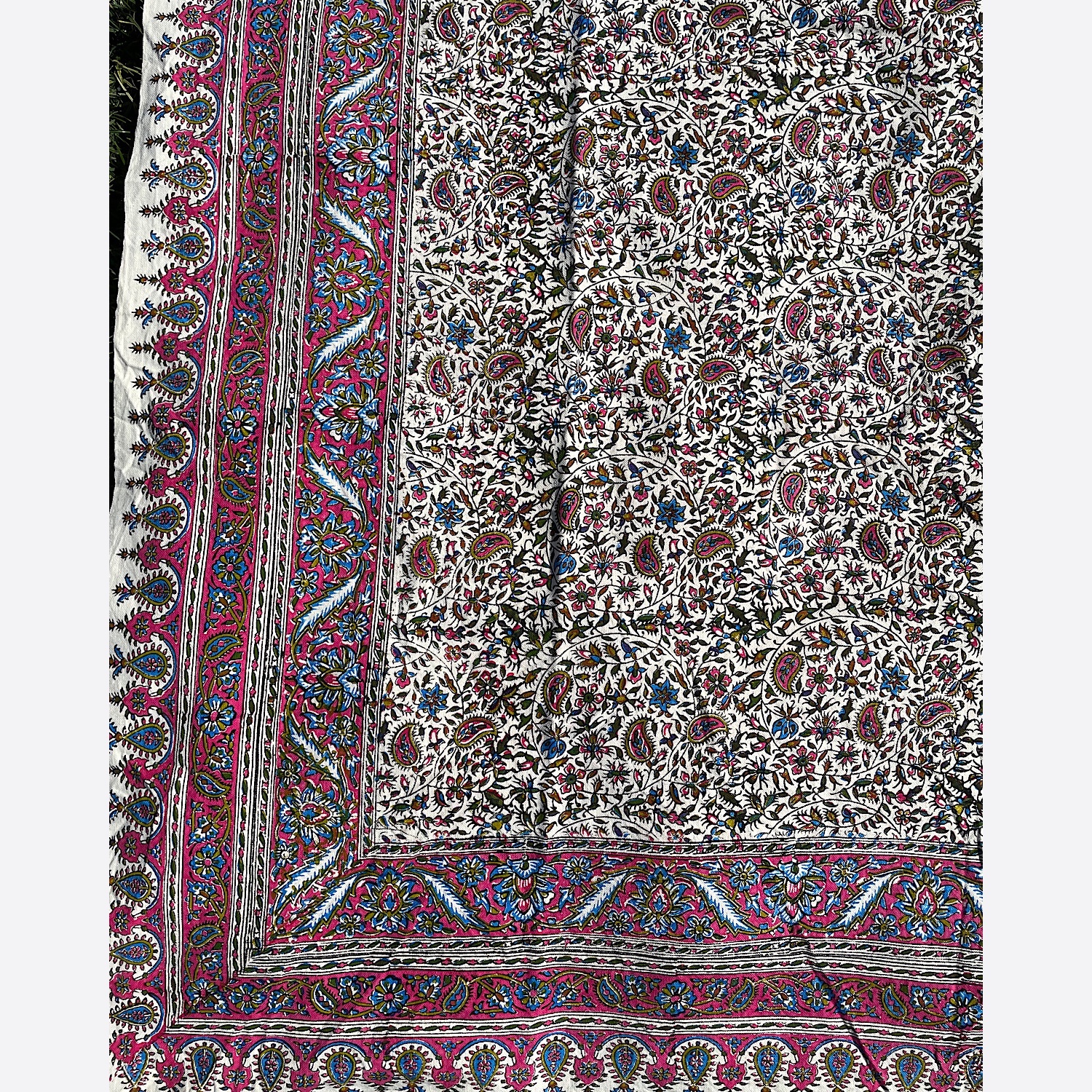 رومیزی قلمکاری 8 نفره طرح بادامی صورتی