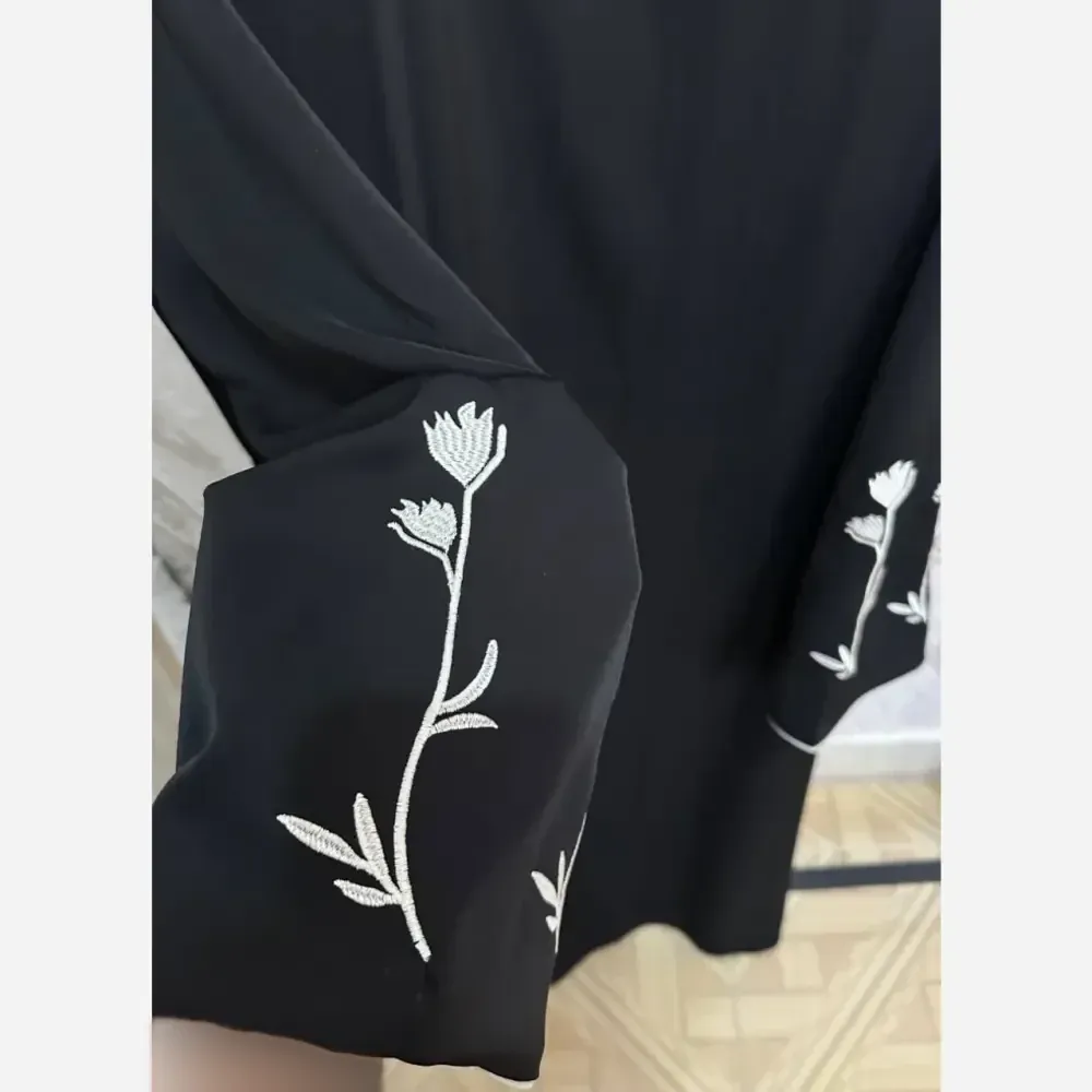 عبا زنانه مدل سلما جنس الیزه درجه یک فری سایز گلدوزی شده