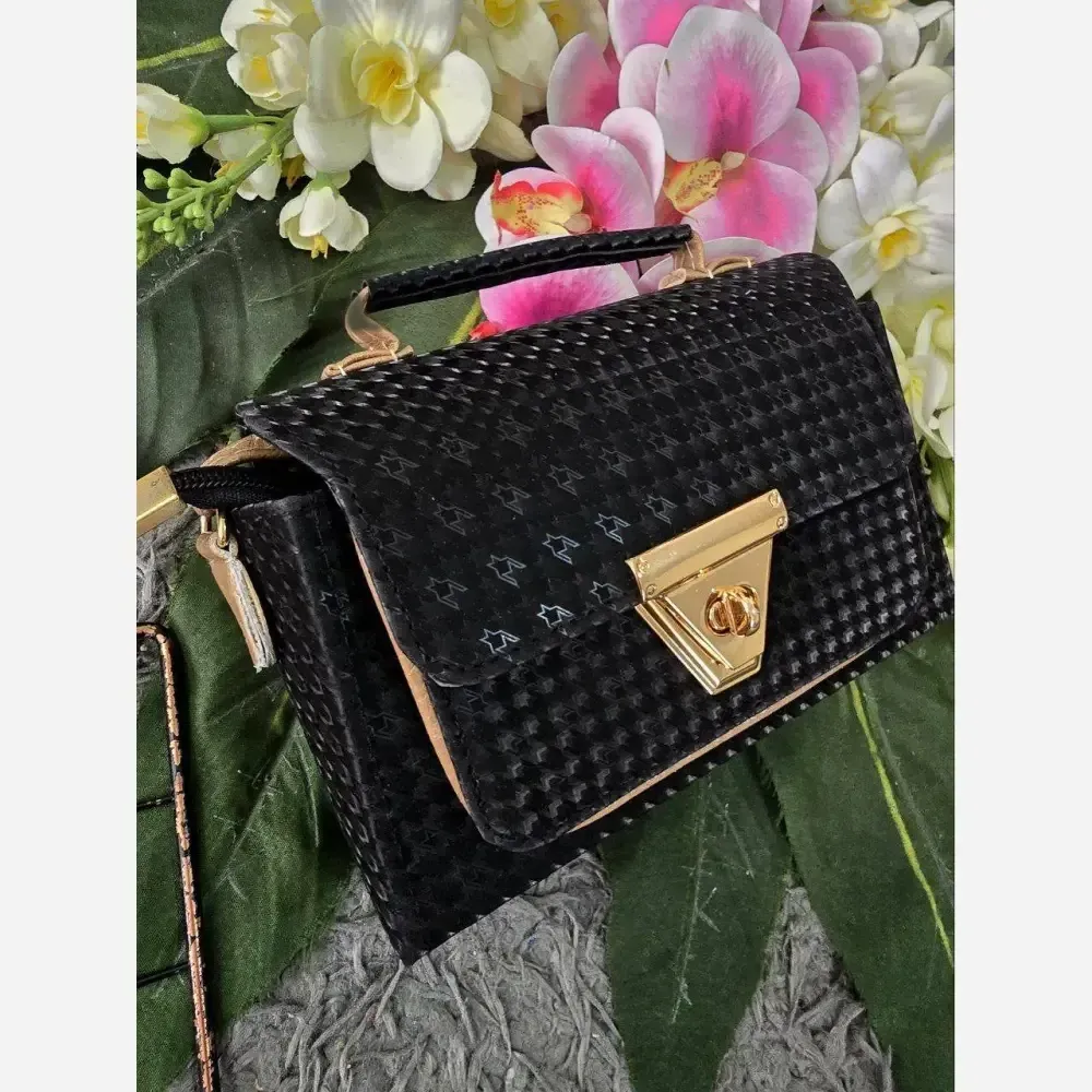 کیف زنانه مدل شادگان جنس چرم نانسی رنگ مشکی ابعاد 10 در 20 سانتیمتر