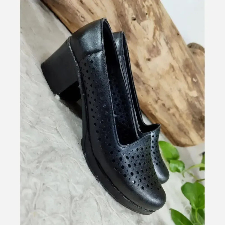 کفش طبی زنانه چرم صنعتی مدل هیلدا مشکی پاشنه 5 سانت