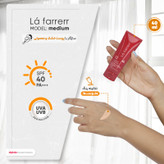 کرم ضدآفتاب و ضدلک رنگی لافارر مدل SPF40-Medium، مناسب پوستهای خشک و معمولی، حجم 40 میلیلیتر