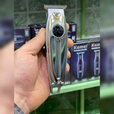 ماشین اصلاح کیمی مدل KM -1948 دارای صفحه نمایشگر باطری 1400 میلی آمپر قدرت موتور 7000 RPM ضد حساسیت
