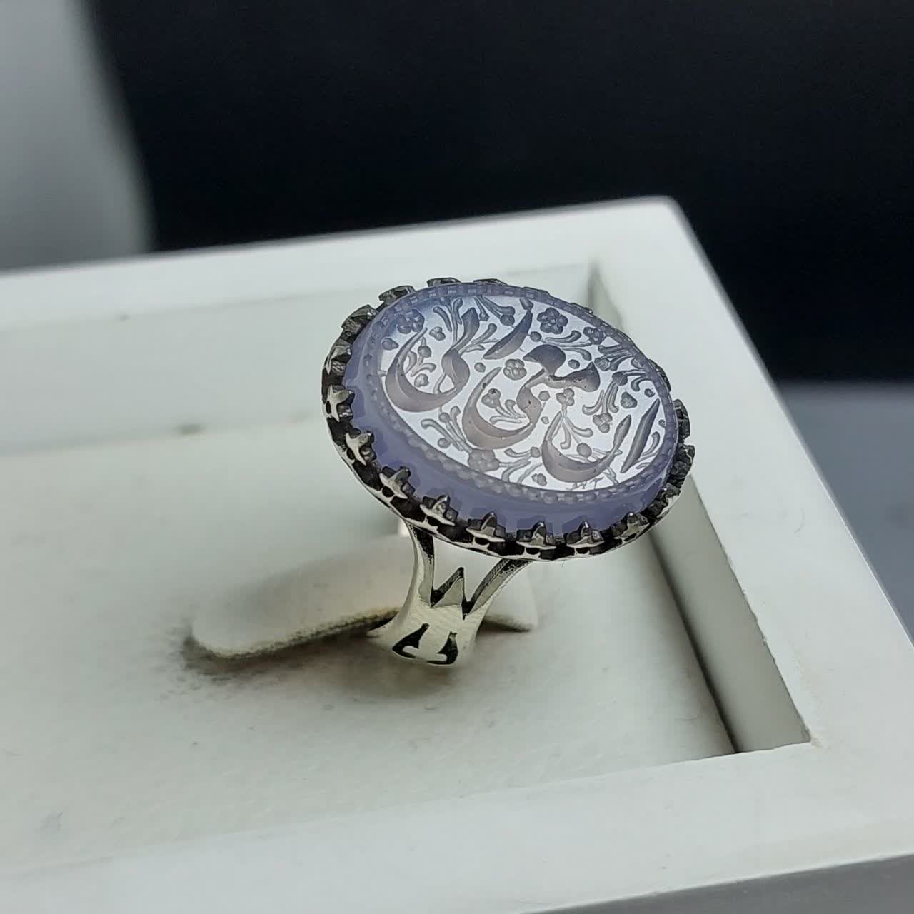 انگشتر آلیاژی باسنگ عقیق سوسنی حکاکی ان معی ربی کد 5472