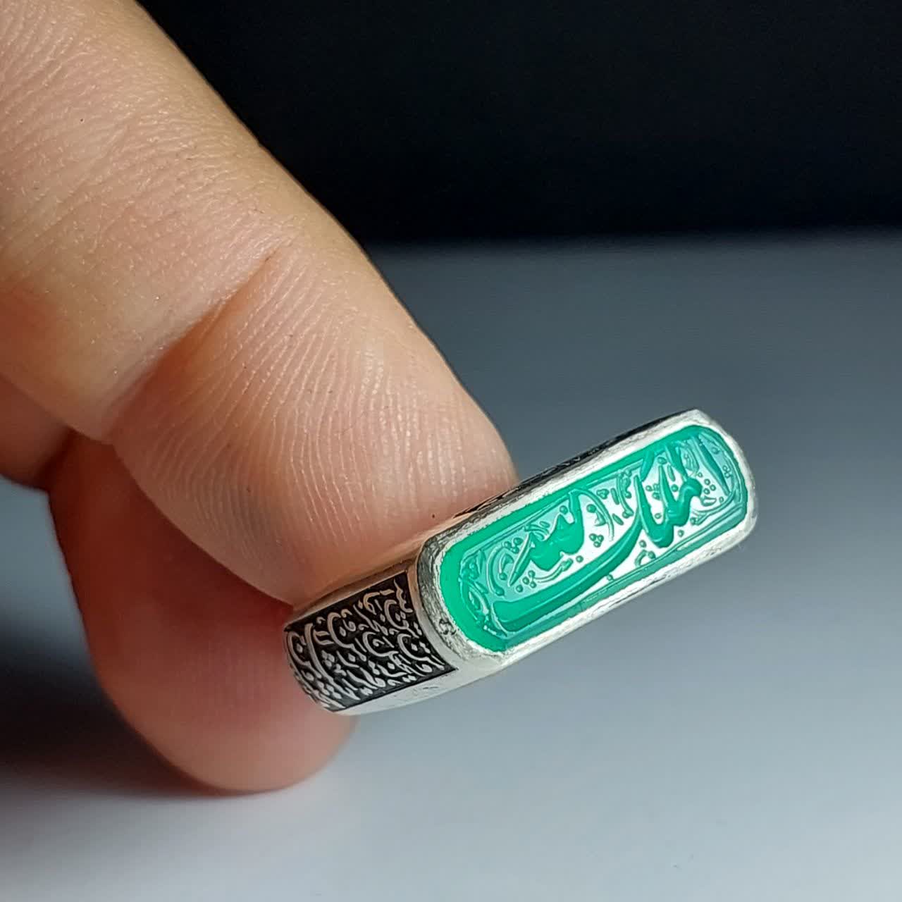 خرید انگشتر عقیق سبز اصل با حکاکی نام پروردگار - رکاب مدل کپسولی  کد 1881