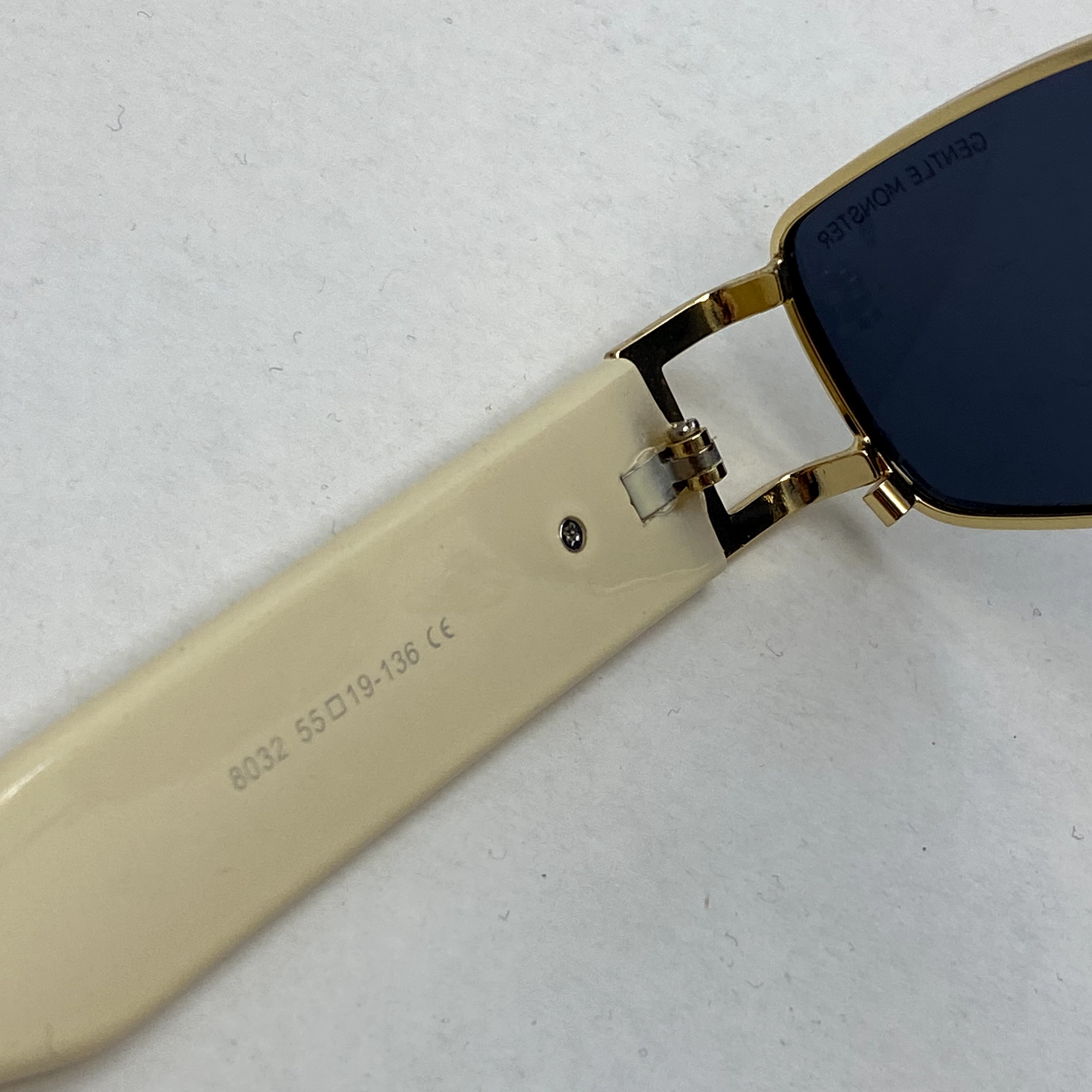 عینک آفتابی جنتل مانستر پیرسینگ دار کرمی به همراه کاور و دستمال